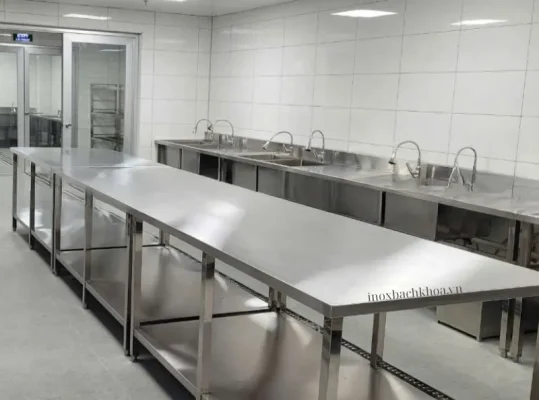 bàn bếp inox trong khu bếp công nghiệp chất liệu inox 304