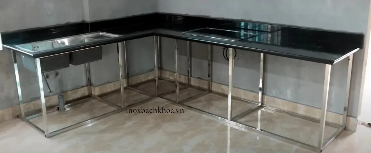 Bàn bếp inox mặt đá là lựa chọn đang được rất nhiều gia đình, căn hộ, quán ăn, nhà hàng, bếp công nghiệp ưu tiên hàng đầu. Sản phẩm được thiết kế và thi công theo yêu cầu, kết hợp giữa khung inox 304 chống gỉ và mặt đá granite hoặc marble cao cấp, mang lại sự tiện dụng, sạch sẽ và sang trọng trong không gian bếp - inoxbachkhoa.vn