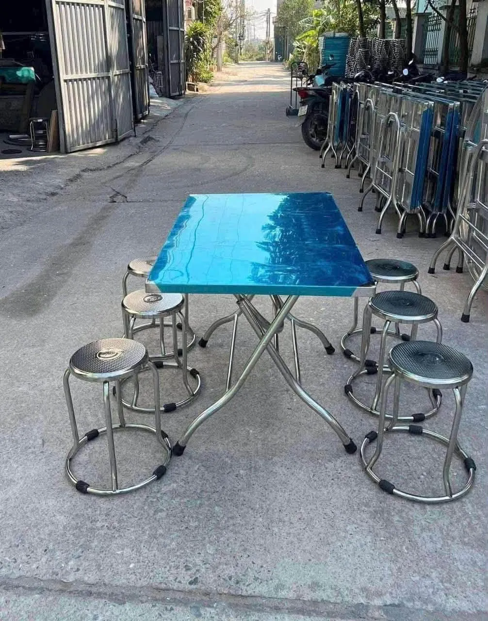 Bàn inox vuông 70x120 kèm ghế rất được ưa chuộng ở các quán ăn