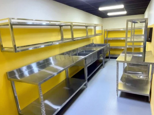 kệ bếp inox dung trong bếp nhà hàng bếp công nghiệp