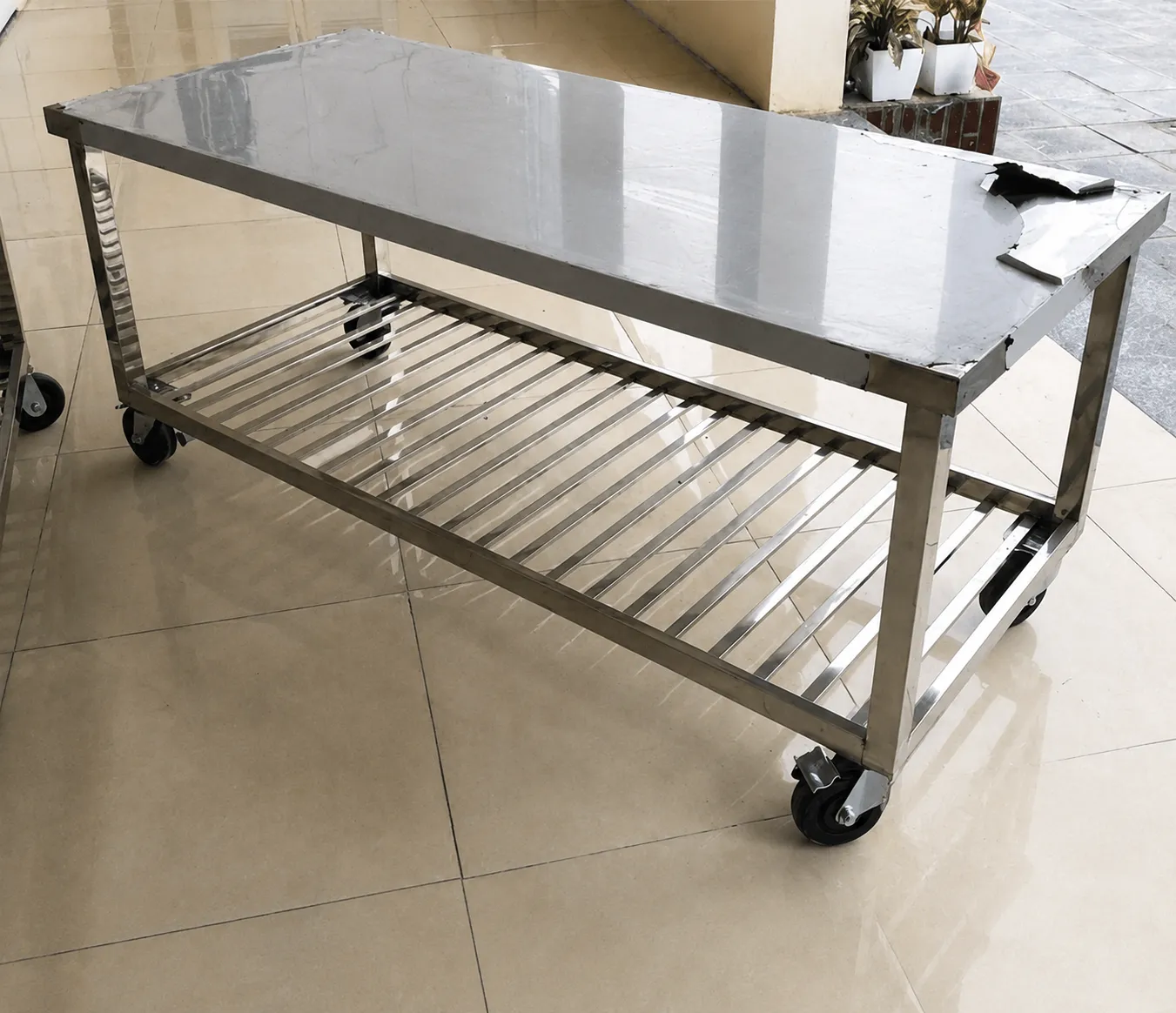 Bàn inox có bánh xe