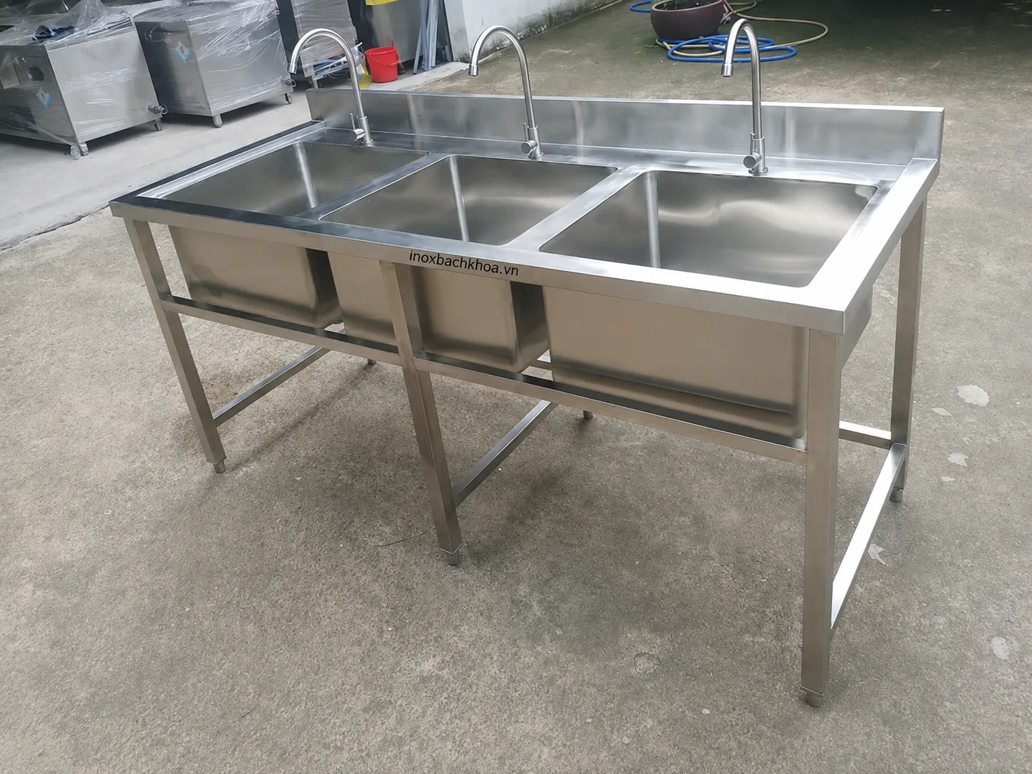 Chậu Rửa Công Nghiệp 3 Hố - Inox Bách Khoa Chậu rửa inox công nghiệp 3 hố phù hợp cho Bếp lớn