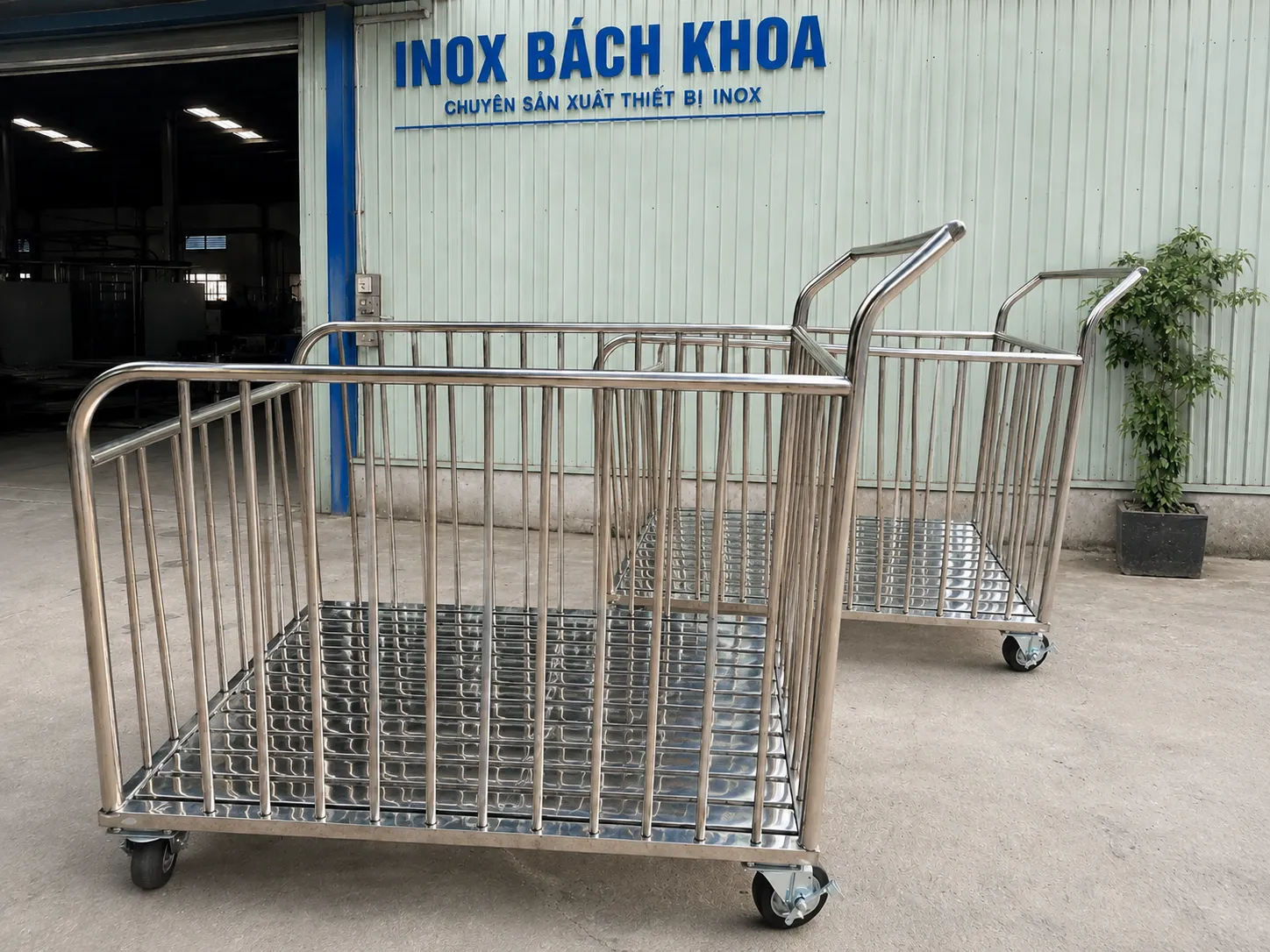 Xe đẩy đồ vải - Inox Bách Khoa Xe đẩy đồ vải được sản xuất tại Inox Bách Khoa