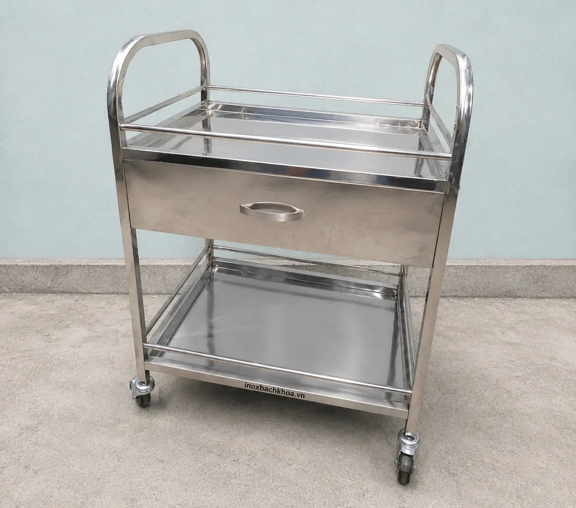 Xe đẩy dụng cụ y tế - Inox Bách Khoa Xe đẩy inox y tế được sản xuất tại Inox Bách Khoa