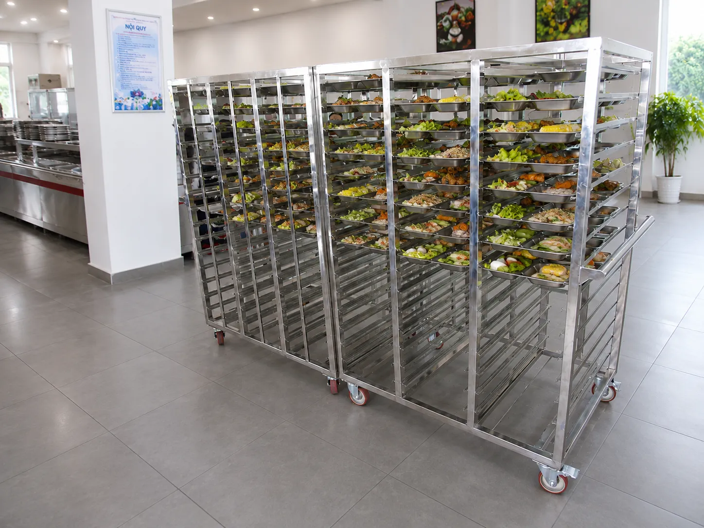 Xe đẩy khay - Inox Bách Khoa Xe đẩy khay cơm tại Nhà ăn tập thể