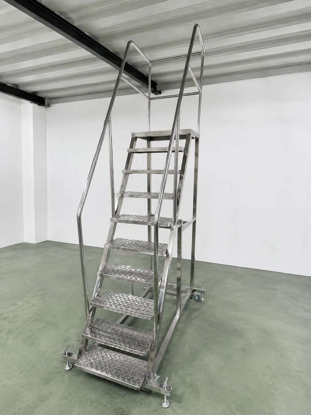 Thang di động - Inox Bách Khoa Xe thang có tay vịn cao, chắc chắn, tăng độ an toàn khi thao tác trên cao